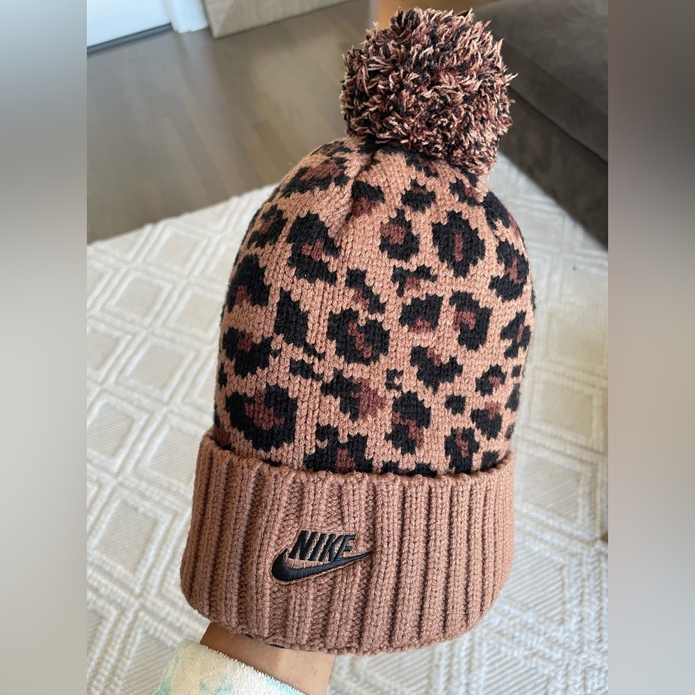 Nike leopard print pom pom cuffed, fleece lined hat - Picture 3 of 6
